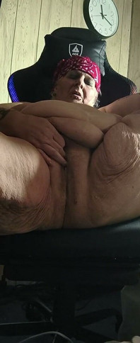 새 컴퓨터 의자에 앉아 사방에 사정할 때까지 보지를 먹어
