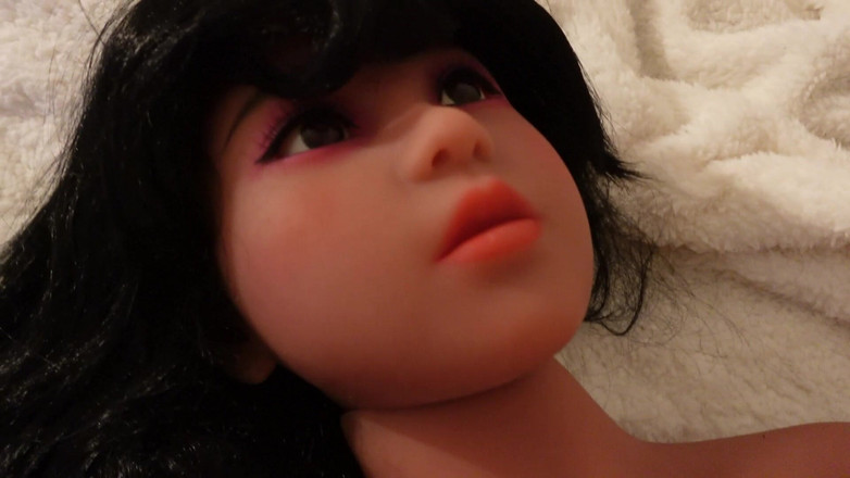 Uhri: Sexdoll mira dientot untuk pertama kalinya