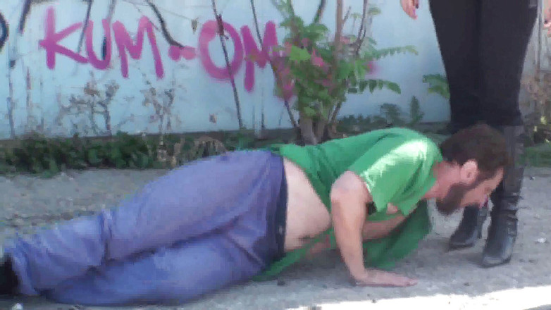 Femdom Austria: Léchage de bottes en plein air