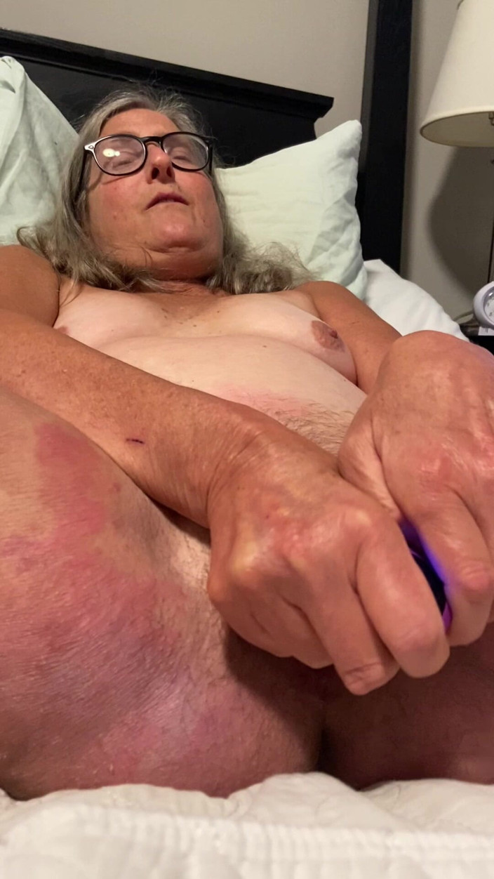 Squirting Senior: 60+ зріла дружина грає з волохатою пиздою з улюбленим вібратором крупним планом