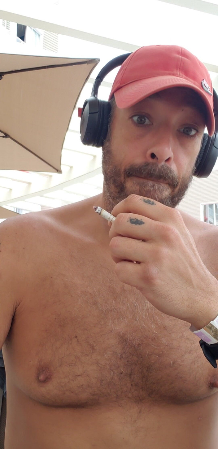 BBIG: Alpha fumer au bord de la piscine