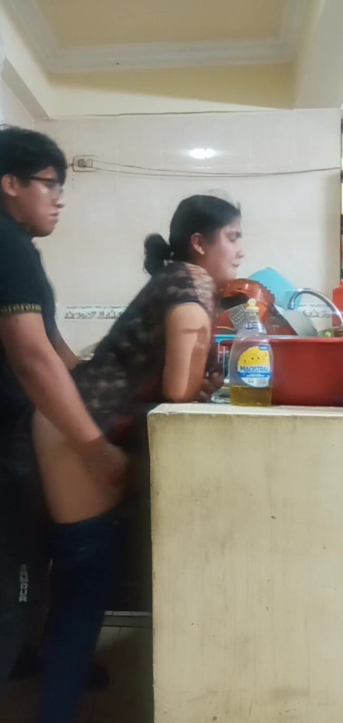 E-Alfa: Služka šuká, když myje nádobí