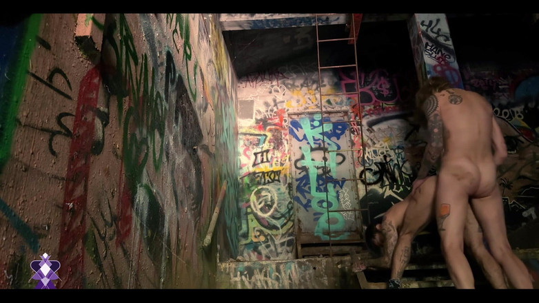 Gray Perrier: Gadis trans ngentot pria trans di depan umum pakai powerplant...