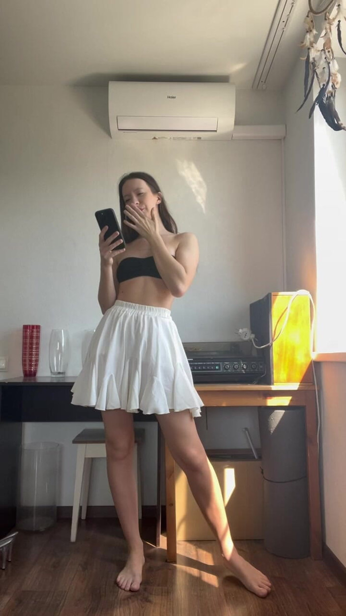 Skinny_lady69: Riddles, Masturbation and Foot Fetish