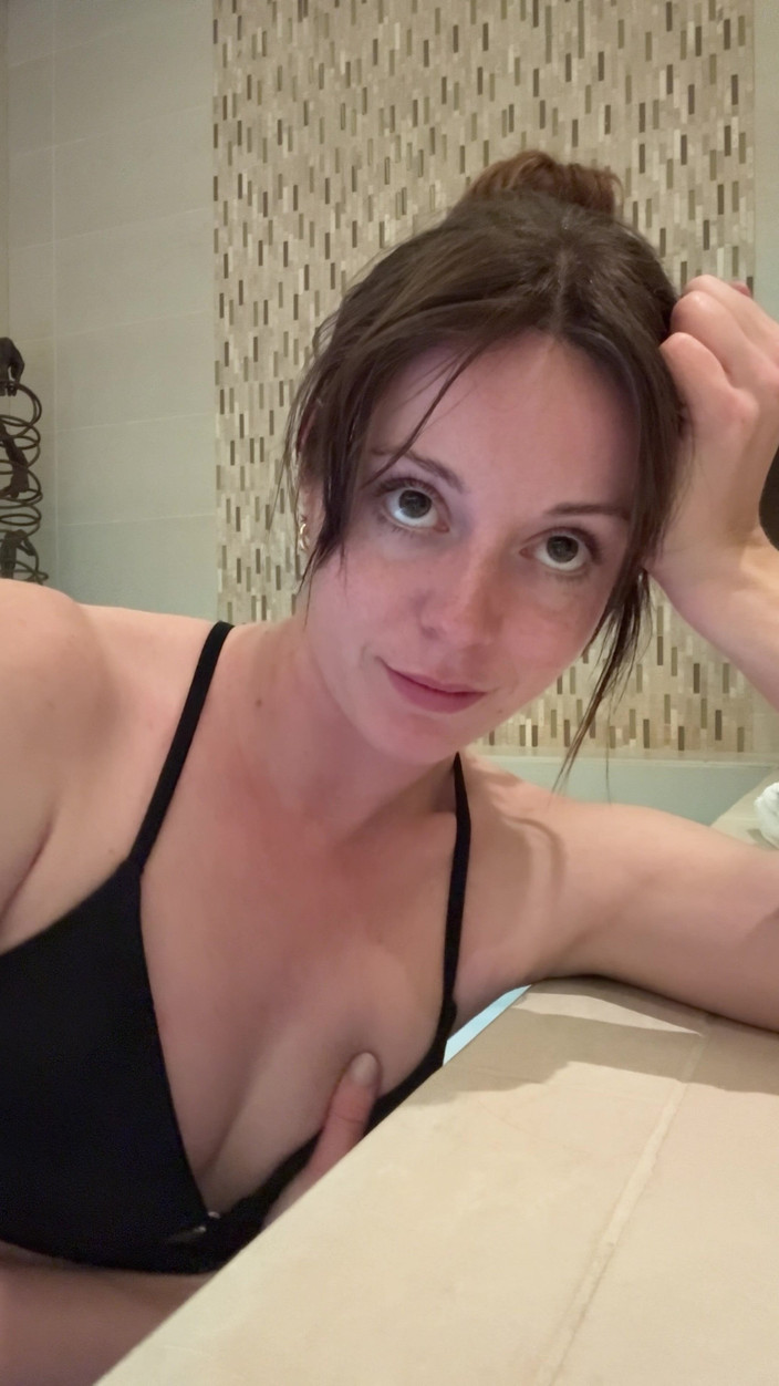 Nadia Foxx: 스파에서 제트 오르가즘!