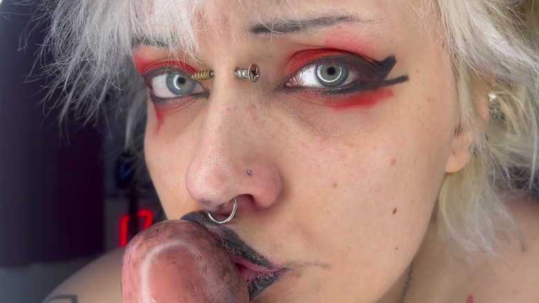 Glitterqueen1999: Blowjob teman lelaki hari jadi selamba meludah deepthroat gincu
