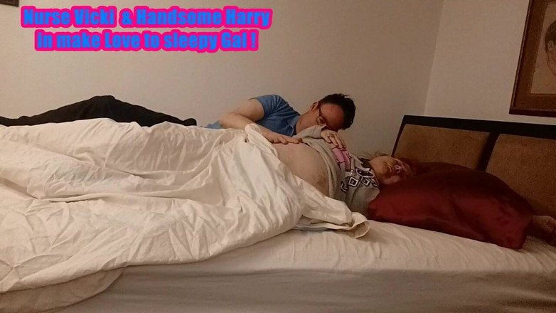 BBW nurse Vicki adventures with friends: 护士vicki和英俊的harry和睡着的gal做爱