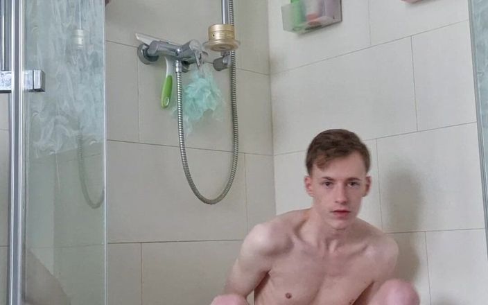 Juliausnrw: Garçon sexy sous la douche