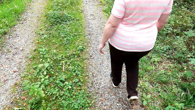 Bouncy Tits Action: Piknik yaparken memeler, göt ve amcık sert şaplak atıyor