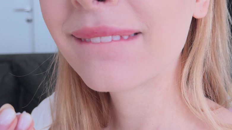 Loly Nebel Studio: 私の同僚を縮め、彼の小さな体で遊んだ