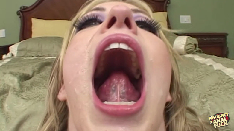 Naughty anal fuck: Uma loira com três buracos famintos é tudo o que é preciso...