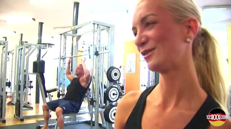 123XXX - 100% Amateurs: Fit blondýnka miluje šukání v tělocvičně