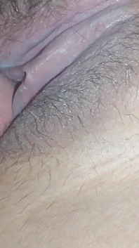 Une musulmane sexy se fait baiser par son copain quand il n’y a personne à la maison