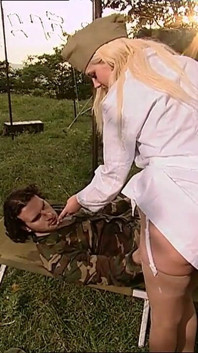 Ordu hemşiresi yarak emiyor ve sikişen askerlere yardım ediyor