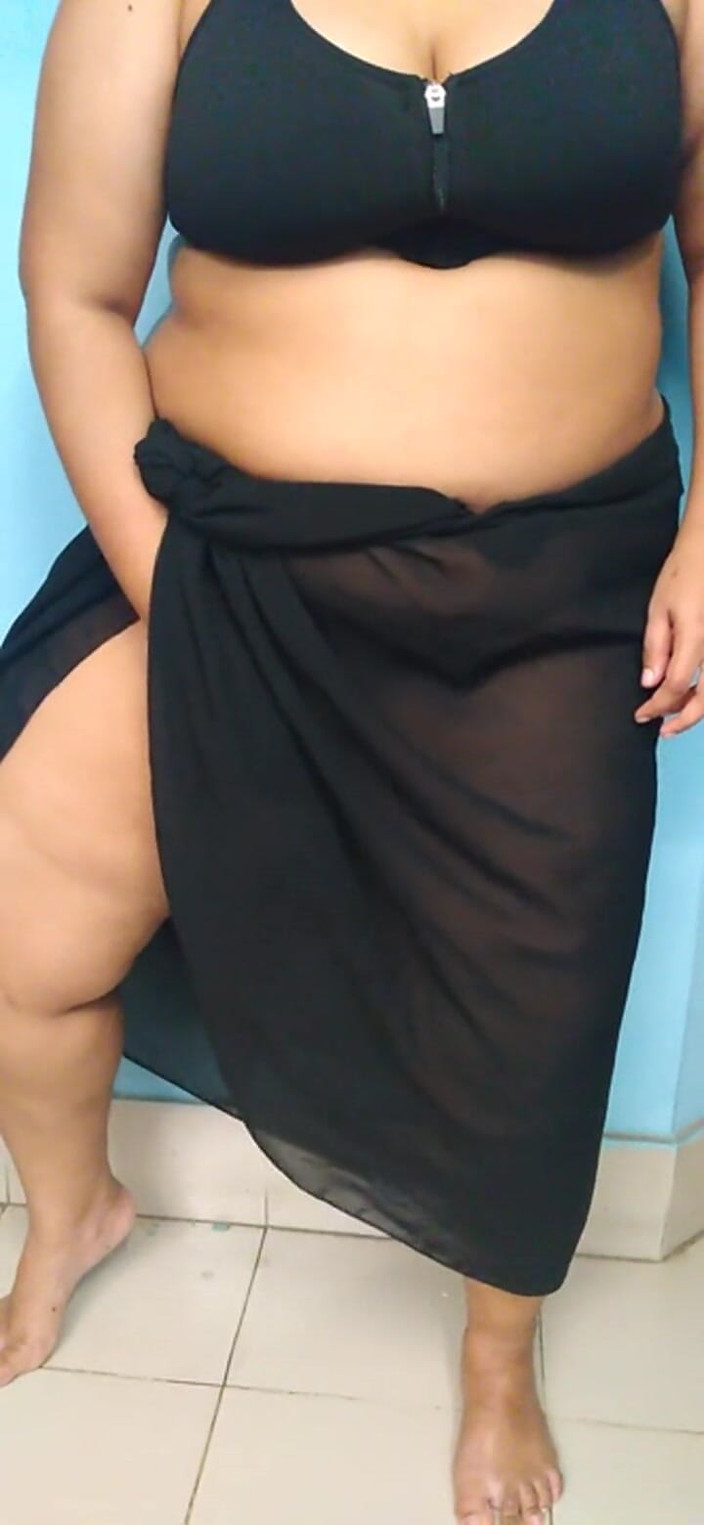 Aria Mia: 沙特阿拉伯女仆用黄瓜硬操逼硬操