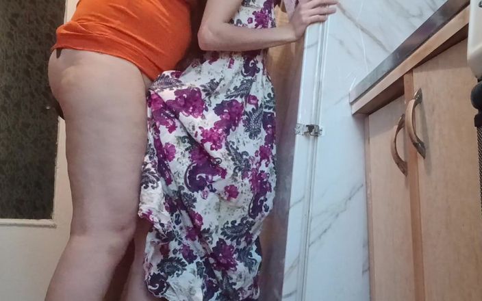 Lesbian-illusion: Evde yalnızken kocamın annesi beni sikiyor