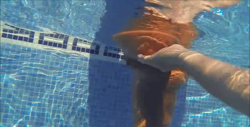 Natalie K: Podvodní prstění zadku a kundičky a hraní při plavání bez...