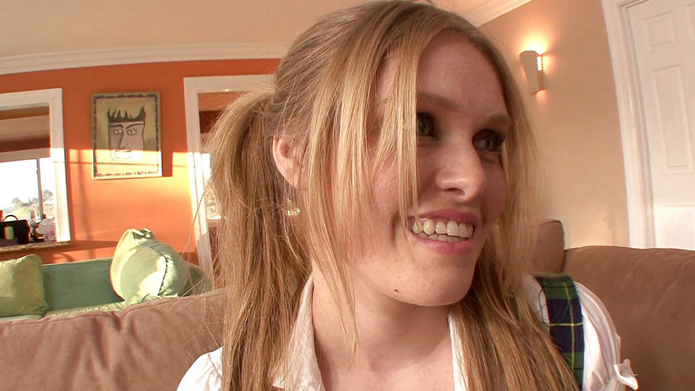 My Stepdad's Cock: 継父は彼女の成績にかなり動揺しているので、彼はコックに乗るために彼女の熱い体を取ります