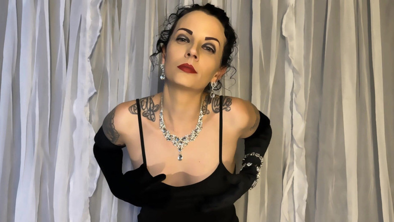 Miss Morticia: Loutka