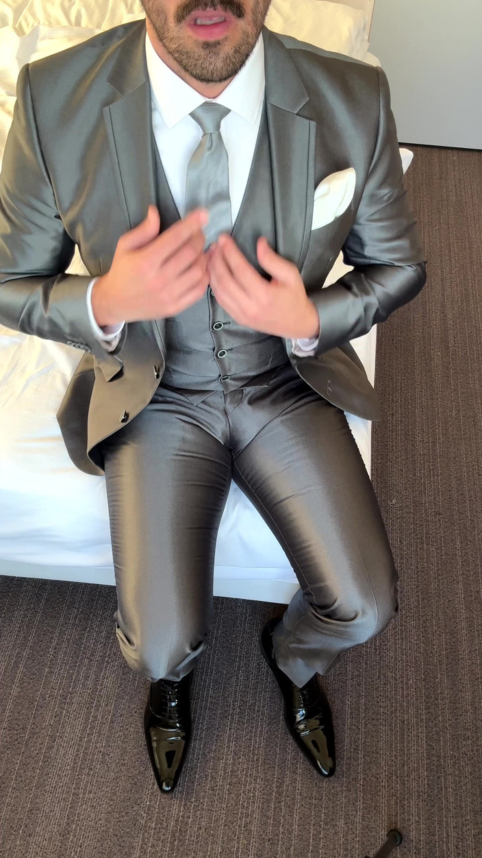 Master Shiny Shoes: 新郎在酒店房间手淫