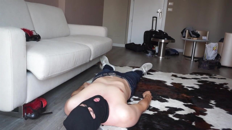 Lady Mesmeratrix Official: Femdom chick starts to walk around on his body