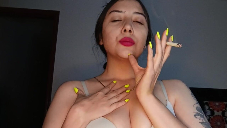 Golden domme: Sensual fumante - Full HD 1080p Mp4