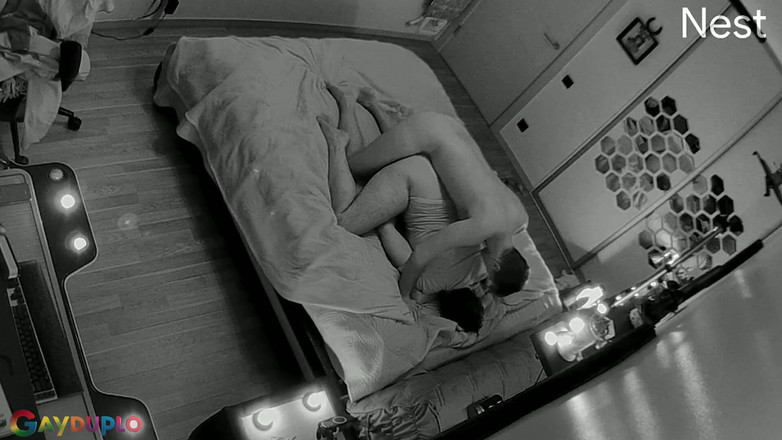 GayDuplo: Mladý gay pár přistižen při šukání na Valentýna!