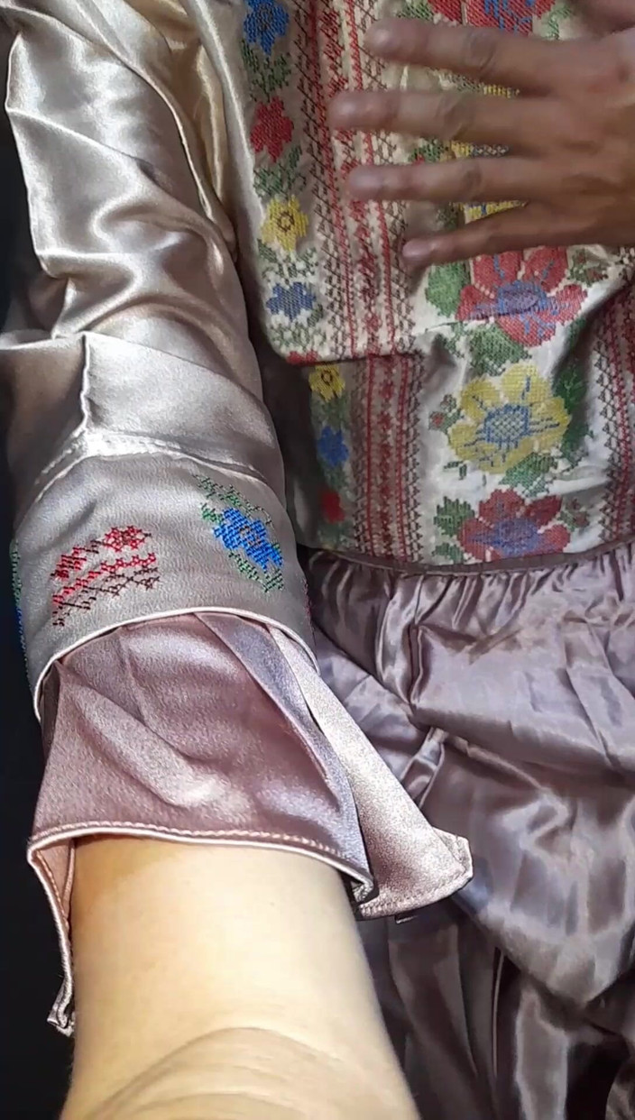 Naomisinka: Кроссдрессер в атласному наборі мастурбує