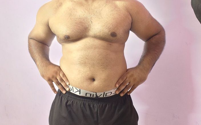 The Greek God: 서서 딸딸이하는 근육질의 인도 남자