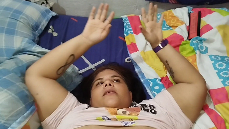 Adribella69: Isteri yang tidak setia! Si Dia menggoda jirannya dengan pantatnya...