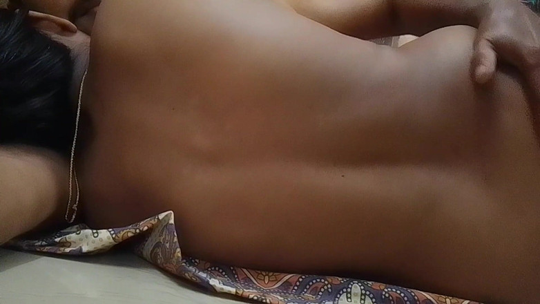 Bijukumar: 丈夫吮吸印度农村女孩的乳房