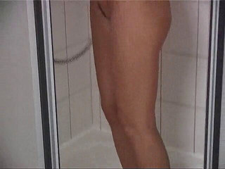 Lucky Cooch: Büyük memeli esmer bebek duş yapıyor