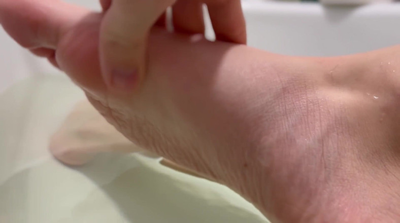 Skinny_lady69: Feet in bathrom
