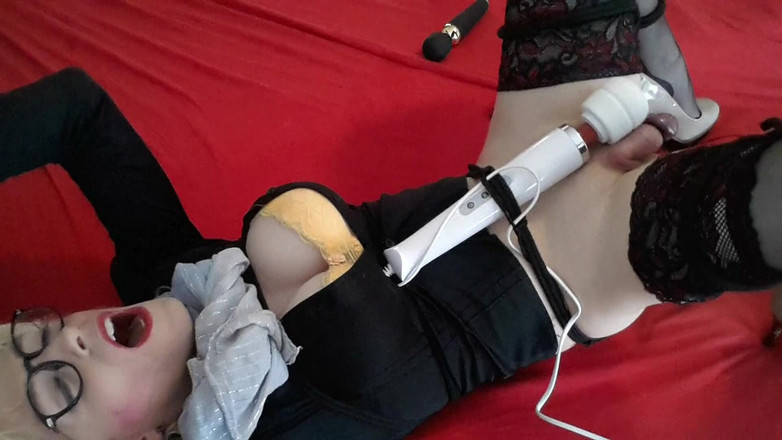 TV_Helena: Waria diikat pakai mainan seks sampai muncrat