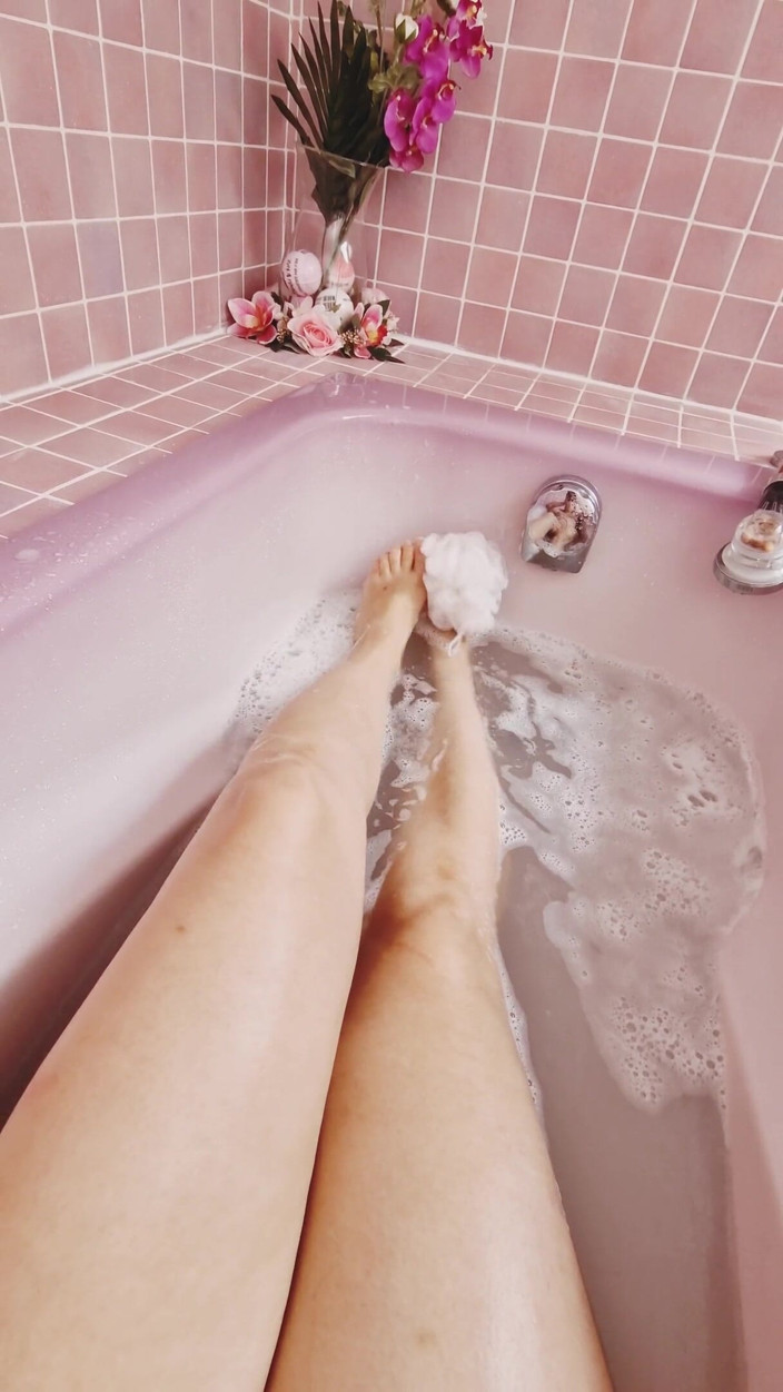 Daphnee Lecerf: Rubbing my feet on a bath flower