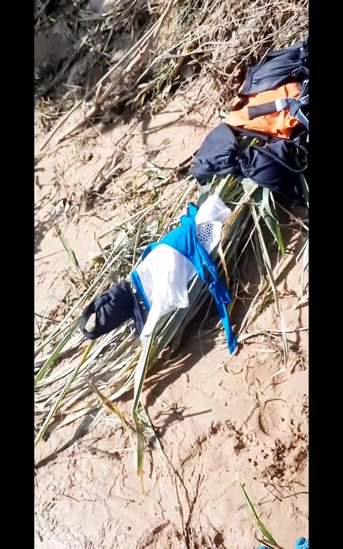 Karely Ruiz: Трах в річці анальний секс зі смачною брюнеткою