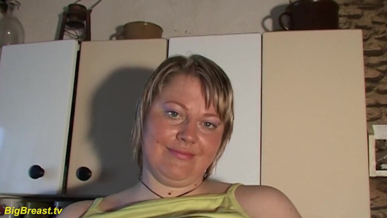 Big Breast: Екстремальна збуджена мілфа з величезними цицьками сама вдома