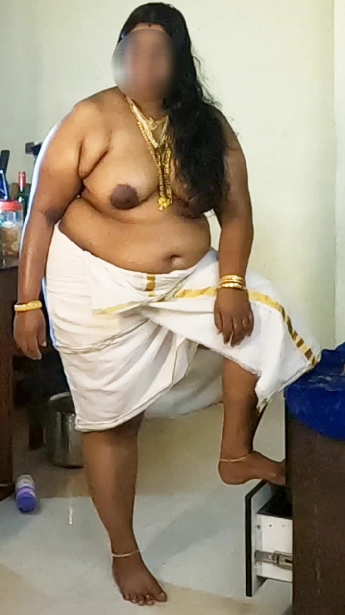 Anne Ipe: Indisch meisje in traditionele jurk, topless fotoshoot in sieraden