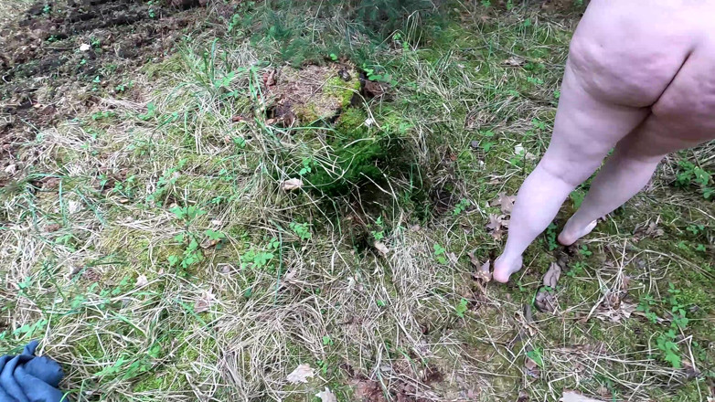 Bouncy Tits Action: Kompletna naga dziewczyna w lesie i biczowanie jej ciała i...