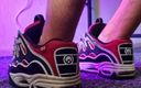 Sneakersmax98: स्नीकर्स ओसिरिस के साथ खेलना और अंदर वीर्य निकालना