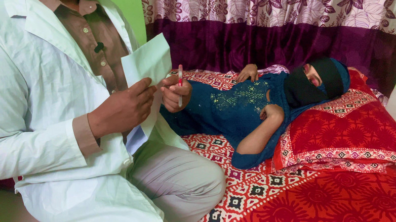 Riya Chowdhury: Il dottore guarda le sue tette piacevoli e la sua...