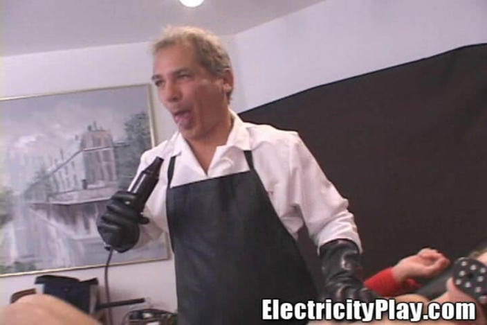 Electricity Play: La abuela perra flácida con tetas caídas follada por el...