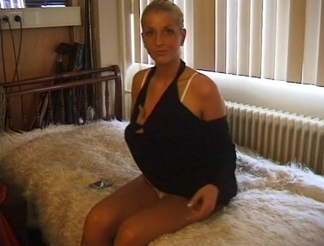 Flash Model Amateurs: Blonde babe with a banging body