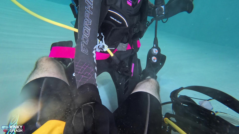 UKCuteGirl Lucy Lauren: Unterwasser-Tauchsklaventraining - dominiert in chains &amp; wetsuit Edging