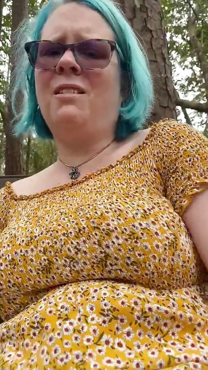 Hot potato girl: Prstím se v parku