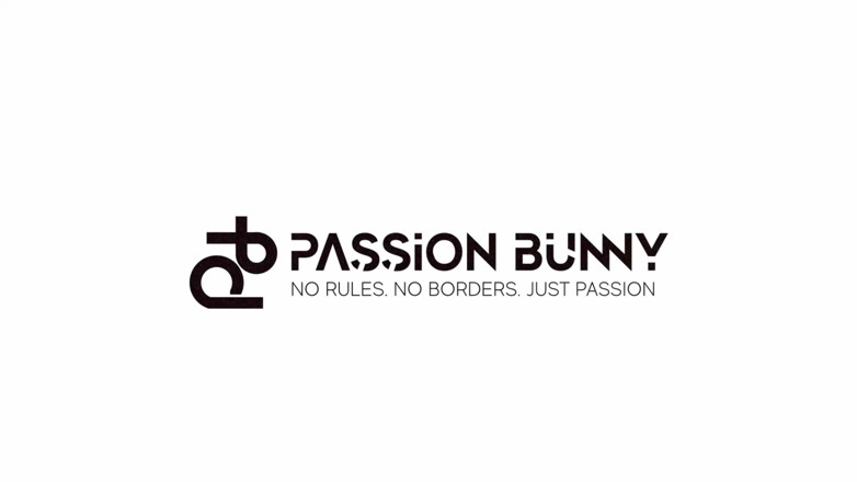 PassionBunny: Cewek seksi ini putus asa kencing di rumah temannya