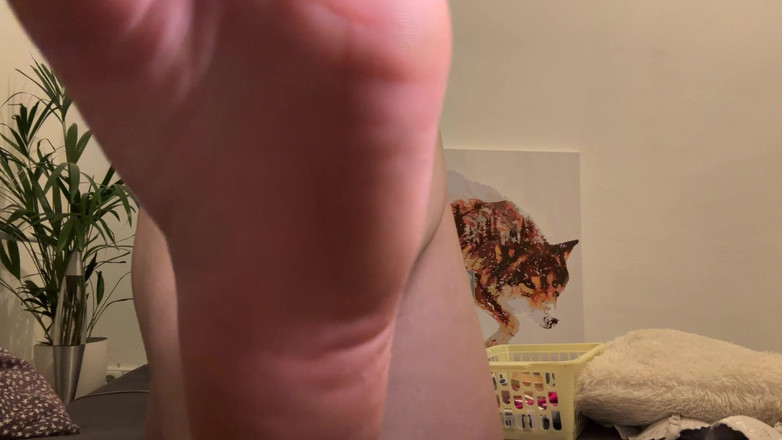 Miley Grey: लाल पोशाक में लड़की शरीर और पैर दिखा रही है