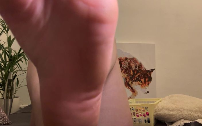 Miley Grey: 穿着红色衣服的女孩展示身体和脚