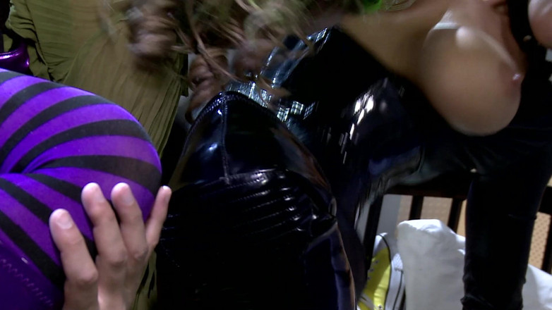 The Window of Sex: Хтиві лиходії, сцена-4_threesome супергероїнів у латексській нижній білизні, діляться членом і камшотом