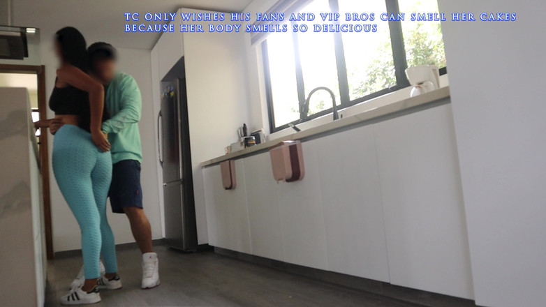 Time traveler: Tânără servitoare în colanți albaștri lasă șeful ei să o atingă bine